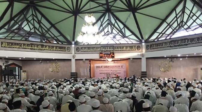 Shalat subuh gabungan bersama  ‘ulama, ‘umaro dan habaib se-Jabodetabek ini merupakan salah satu pesan dakwah Komite Jakarta Tentram.