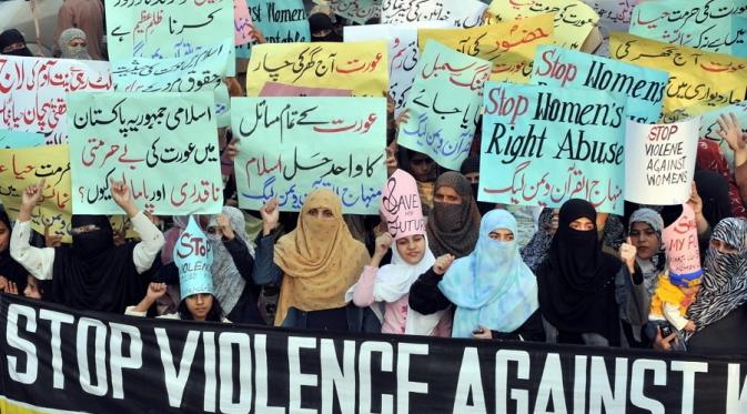 Demontrasi menentang pembunuhan atas nama kehormatan di Pakistan yang banyak menewaskan banyak anak perempuan (Reuters)