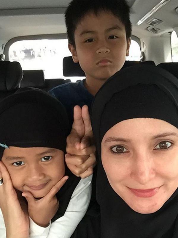 Inneke Koesherawati bersama dua anaknya Muhammad Rahlil Ibrahi dan Siti Rahila Ibrahim yang berusia delapan dan lima tahun.