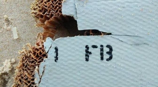 Salah satu puing rusak memiliki pola seperti sarang lebah, diduga dari MH370. (Blaine Alan Gibson/BBC)