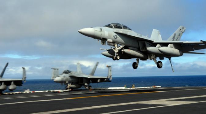 F/A-18s meluncur dari kapal induk (alexlaird.com)