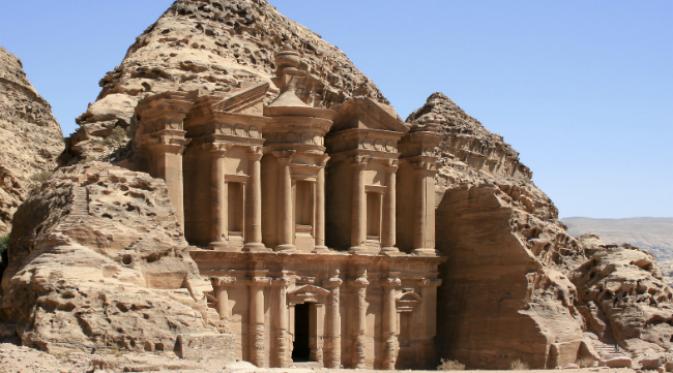 Ilustrasi situs bersejarah Petra di selatan Yordania. (Sumber Wikipedia)