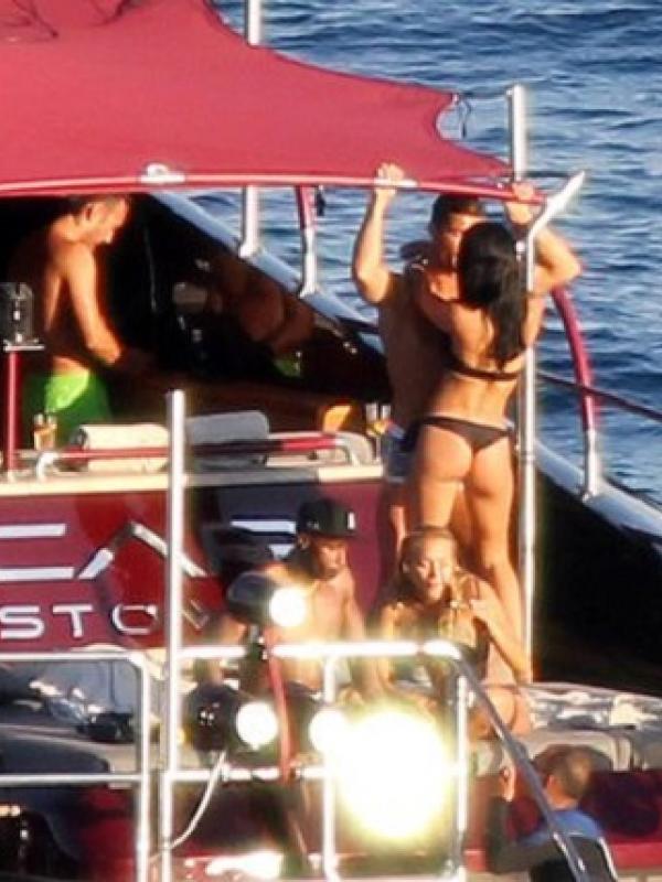 Paula Suarez dan Christiano Ronaldo kepergok tengah berlibur disebuah kapal pesiar. (via. Mirror)