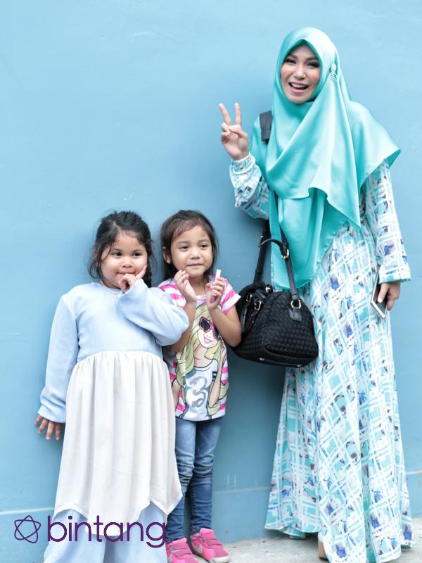 Puput Melati bersama dua anaknya. (Adrian Putra/Bintang.com)