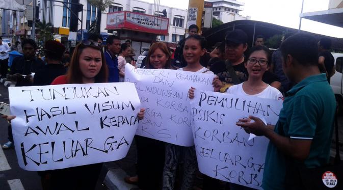 Aksi damai keluarga dan kerabat gadis Manado yang diduga menjadi korban kejahatan seksual. (Liputan6.com/Yoseph Ikanubun)