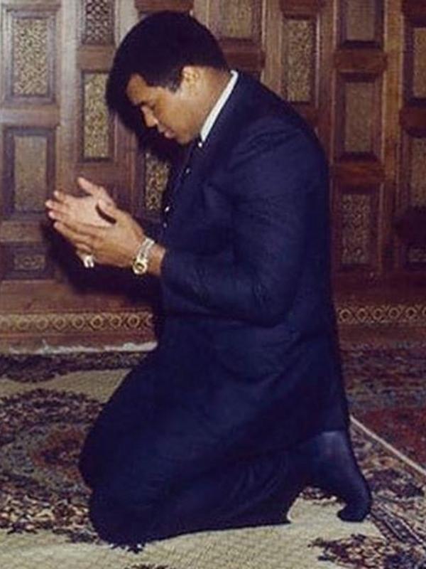 Muhammad Ali sedang berdoa (Instagram/@juliaperrezz)