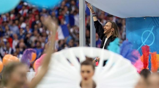 DJ David Guetta saat tampil dalam acara pembukaan Piala Eropa 2016, di Stade de France, Saint-Denis, Jumat atau Sabtu (11/6/2016). (UEFA).