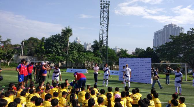 Bintang AC Milan, Keisuke Honda, saat sedang berbicara di hadapan peserta Honda Soltilo Soccer School di Lapangan Pertamina, Simprug, Sabtu (11/6/2016). (Liputan6.com/Ahmad Fawwaz Usman)