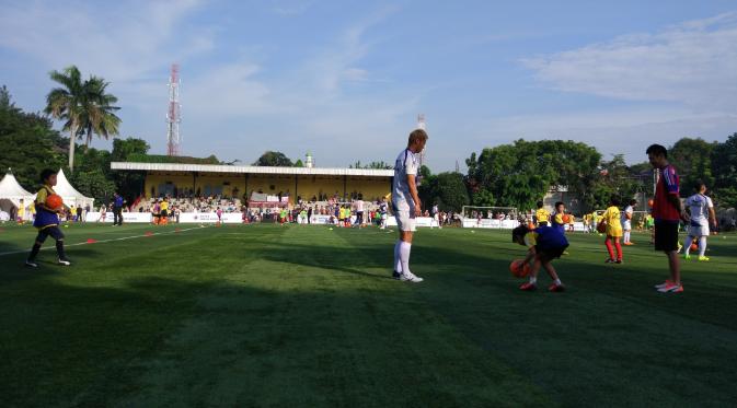 Suasana acara Honda Soltilo Soccer School yang juga dihadiri bintang AC Milan, Keisuke Honda, di Lapangan Pertamina, Simprug, Sabtu (11/6/2016). (Liputan6.com/Ahmad Fawwaz Usman)