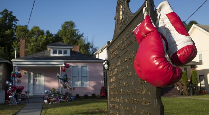 Sepasang sarung tangan tinju terlihat di depan rumah kecil Muhammad Ali di Grand Avenue. (Ty Wright/Getty Images)