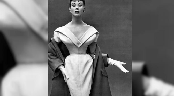 Busana karya Christian Dior membuat wanita yang mengenakannya seksi dengan tubuh ideal. (sumber: hiNT mAG)
