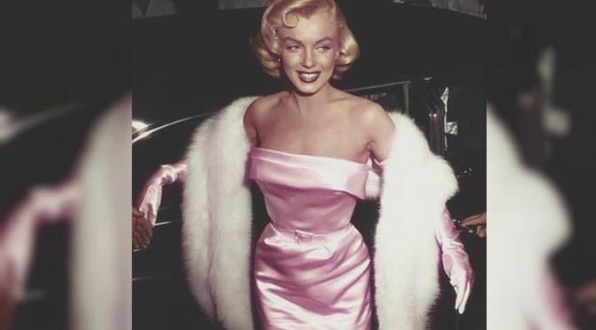 Sosok Marilyn Monroe dengan lekukan tubuhnya yang indah. (sumber: Pinterest)