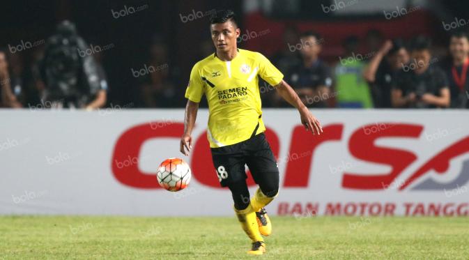 Pemain Semen Padang, Irsyad Maulana, saat melawan Persija dalam laga Torabika Soccer Championship presented by IM3 Ooredoo di Stadion Utama Gelora Bung Karno, Jakarta, Minggu (8/5/2016). (Bola.com/Arief Bagus)