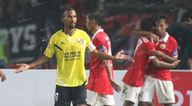Penyerang Semen Padang, Nur Iskandar, diminta bermain lebih agresif saat timnya menjamu Sriwijaya FC. (Bola.com/Arief Bagus)