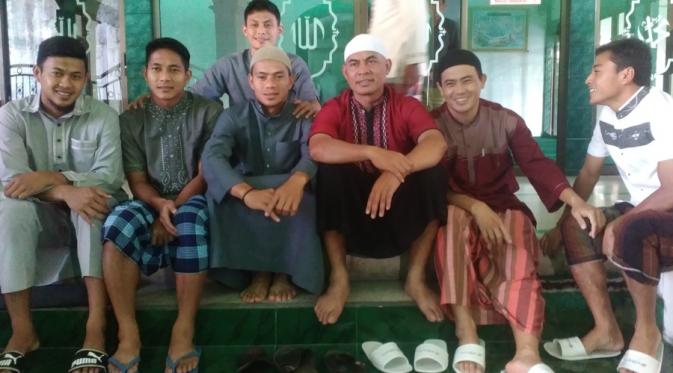 Tradisi salat berjamaah pemain Persib Bandung masih terus berlanjut hingga sekarang (Bola.com/Fahrizal Arnas).