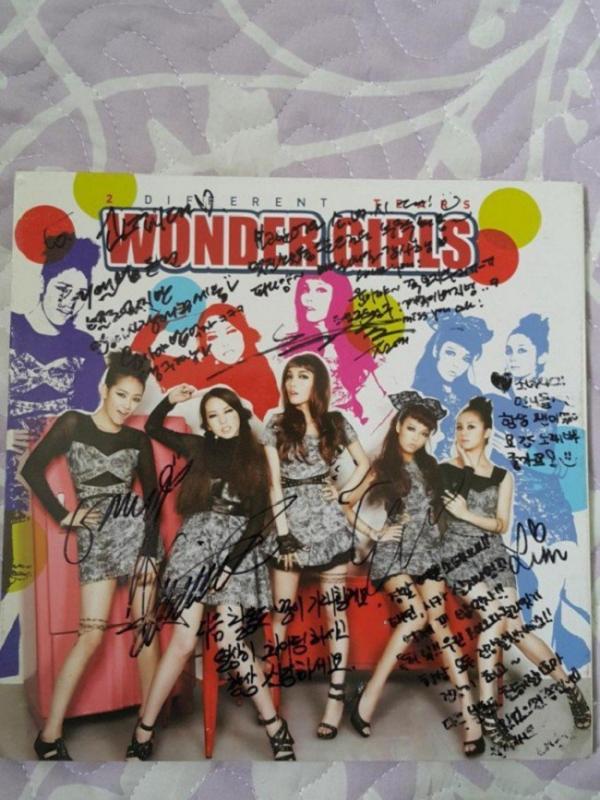 Girlband SNSD dituduh membuang album pemberian girlband lainnya yaitu Wonder Girls. (via Kpopchart.net)