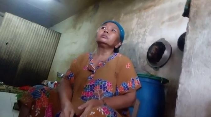 Ibu Eni, pedagang Warung Tegal (Warteg) yang jadi korban razia Satpol PP berhasil gerakkan kepedulian netizen. (dwikaputra/Twitter)