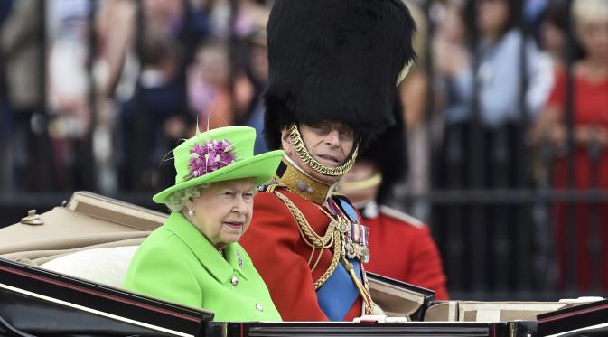 Ratu Elizabeth II diarak menggunakan kereta kuda dalam parade (Reuters)
