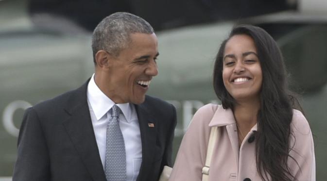 Barack Obama dan Malia Obama terlihat tertawa lepas bersama (Huffington Post)