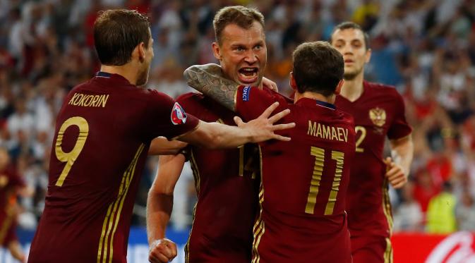 Pemain Rusia merayakan gol yang dibuat Vasili Berezutski ke gawang Inggris saat laga Euro 2016, Prancis (12/6). Rusia dan Inggris berbagi angka setelah bermain imbang dengan skor 1-1. (Reuters/Kai Pfaffenbach)