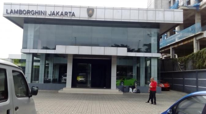 Showroom mobil Lamborghini di Cilandak, Jakarta Selatan, ditembak orang tak dikenal. 
