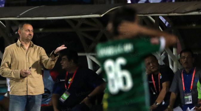 Dejan Antonic memprotes wasit saat mendampingi Persib melawan Bhayangkara Surabaya United di Stadion Gelora Delta Sidoarjo, Sabtu (11/6/2016). (Bola.com/Nicklas Hanoatubun)