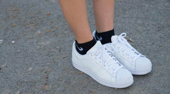 Tanpa dicuci, ini cara hilangkan kotoran di sneakers putih kamu dengan mudah.