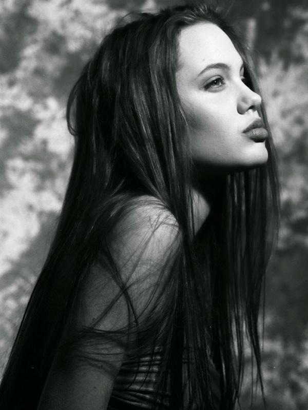 Angelina Jolie (boredpanda/Harry Langdon)