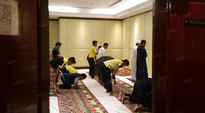 Firman Utina dkk. sedang melakukan salat sebelum berlaga melawan Gresik United di Gresik, Minggu (12/6/2016). (Bola.com/Nicklas Hanoatubun)