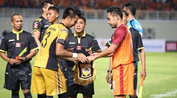 Wasit Bahrul Ulum yang memimpin pertandingan Mitra Kukar Vs Pusamania Borneo FC diprotes resmi manajemen Tim Pesut Etam. (Bola.com/Permana Kusumadijaya)