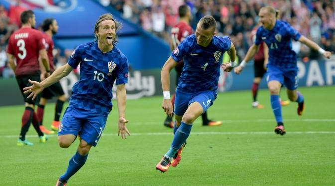 Ekspresi Luka Modric setelah mencetak gol ke gawang Turki dalam laga Grup D Piala 2016 di Stadion Parc des Princes, Paris, (12/6/2016). (AFP/Bulent Kilic).