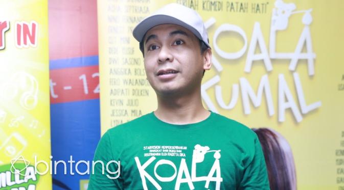 Raditya Dika tak pernah membatasi pertemuannya dan komunikasi dengan kekasihnya selama bulan Ramadhan. (Galih W Satria/Bintang.com)