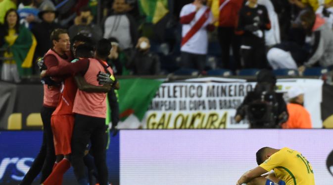 Ekspresi kontras antara para penggawa Peru (kiri) dan pemain Brasil usai laga kedua tim pada Copa America Centenario 2016, di Foxborough, Massachusetts, AS, Senin (13/6/2016). Secara mengejutkan Brasil tersingkir dari ajang spesial tersebut setelah takluk