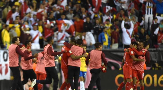 Para pemain Peru bersukacita setelah menaklukkan Brasil dengan skor 1-0, pada laga pamungkas Grup B Copa America Centenario 2016, di Foxborough, Massachusetts, AS, Senin (13/6/2016) pagi WIB. Mereka lolos ke babak perempatfinal, dan akan bersua Kolombia. 