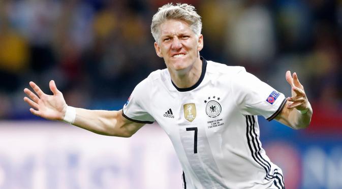 Gelandang Jerman, Bastian Schweinsteiger melakukan selebrasi usai mencetak gol ke gawang Ukraina di kualifkasi grup C Piala Eropa 2016 di Stadion Stade Pierre-Mauroy, Perancis, (12/6). Jerman menang atas Ukraina dengan skor 2-0. (REUTERS/Carl Recine)