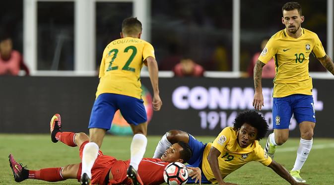 Pemain Brasil, Willian, berebut bola dengan pemain Peru, Yoshimar Yotun, pada laga Grup B Copa America Centenario. Kekalahan ini membuat Brasil berada pada posisi ketiga klasemen Grup B. (AFP/Hector Retamal)