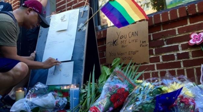 Warga New York memberi penghormatan terakhir pada korban penembakan massal di Orlando. (Andres Kudacki/AP)