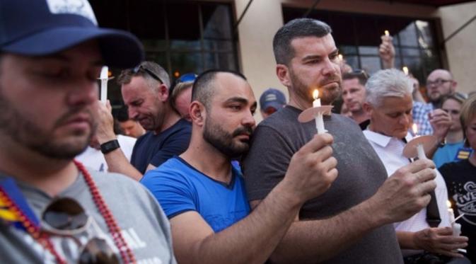 Warga Atlanta memberi penghormatan terakhir pada korban penembakan massal di Orlando. (David Goldman/AP)