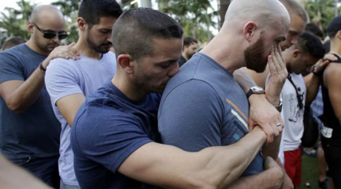 Warga berkumpul di Pantai Miami, Florida untuk memberi penghormatan terakhir pada korban penembakan massal di Orlando. (Lynne Sladky/AP)