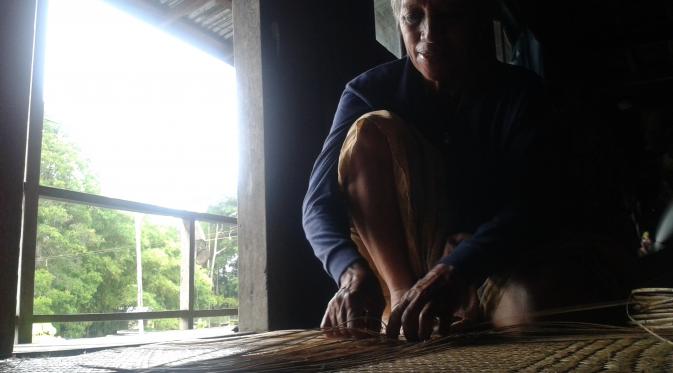 Berwisata di rumah bentang di Dusun Meliau, Desa Melemba, Kecamatan Batang Lupar, Kabupaten Kapuas Hulu, Kalimantan Barat, Anda dapat melihat proses pembuatan kerajinan anyaman. (Liputan6.com/Rita Ayuningtyas)