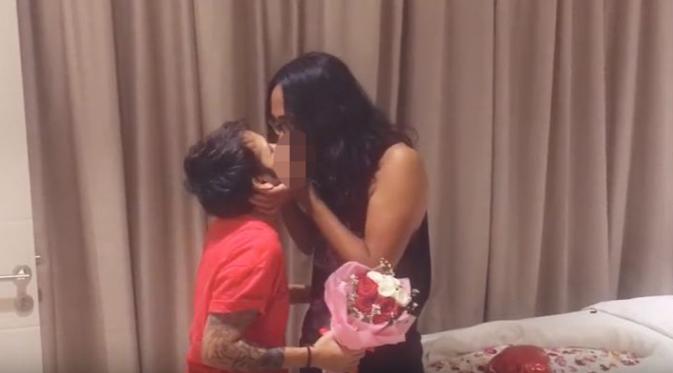 Aming beri ciuman untuk sang istri, Evelyn Nada Anjani [foto: instagram/psychodiva2016]