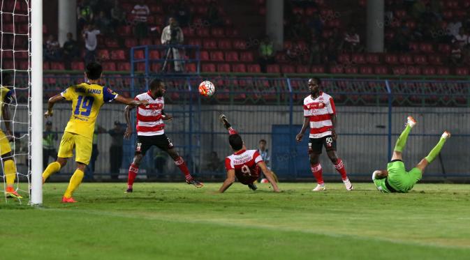 Pemain Madura United, Rodrigues Aracil saat mencetak gol ke gawang Persiba Balikpapan pada laga Torabika SC2016 di Stadion Gelora Bangkalan, Senin(13/6/2016).  (Bola.com/Nicklas Hanoatubun)