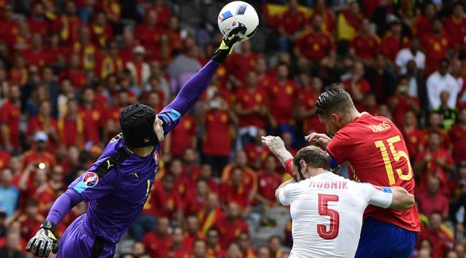 Kiper Republik Ceska, Petr Cech, menghalau bola udara dari gempuran pemain Spanyol. Namun setiap serangan juara dunia 2010 itu bisa dipatahkan oleh barisan pertahanan Republik Ceska. (AFP/Pierre-Philippe Marcou).