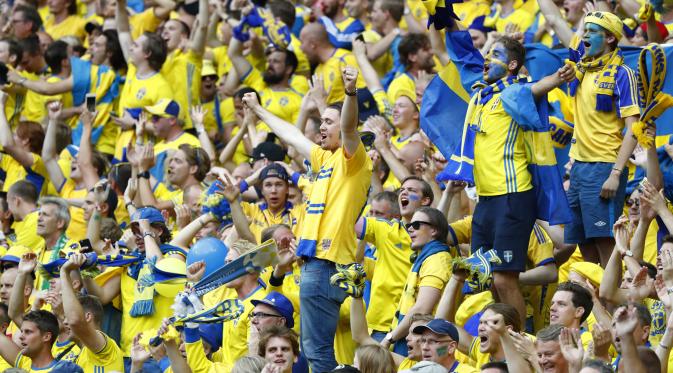 Suporter Swedia bergembira menyambut gol bunuh diri bek Republik Irlandia, Ciaran Clark. (REUTERS/Christian Hartmann)