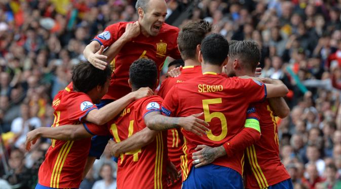 Selebrasi para pemain Spanyol atas gol Gerard Pique ke gawang Republik Ceko. (NICOLAS TUCAT / AFP)