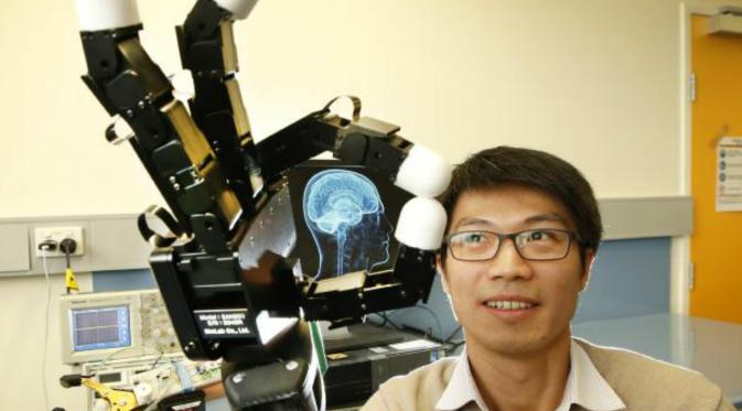 Ahli robot dari University of Melbourne Denny Oetomo. (sumber: Herald Sun)