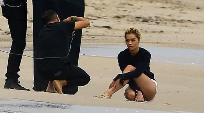 Rita Ora saat pemotretan di pantai Malibu. (via. Dailymail)