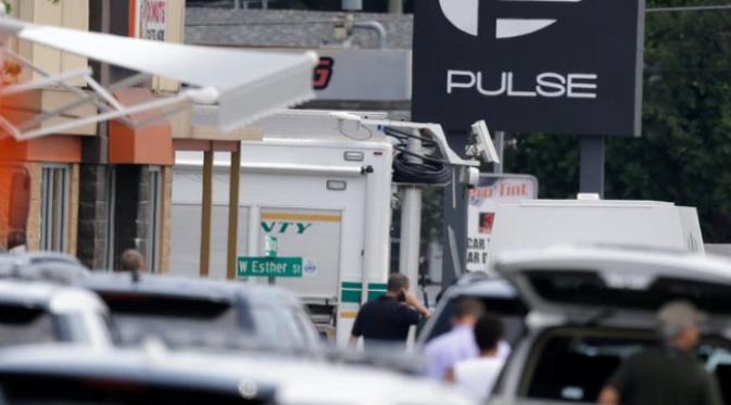 Mobil polisi memenuhi jalanan di depan klub malam Pulse setelah tragedi penembakan pada Minggu pagi. Sumber : huffingtonpost.com
