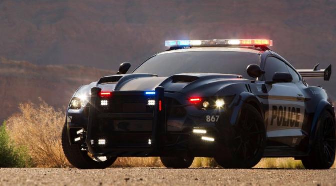 Robot Barricade yang bisa menjadi mobil polisi lagi-lagi menjadi antagonis Transformers: The Last Knight. (superherohype.com)
