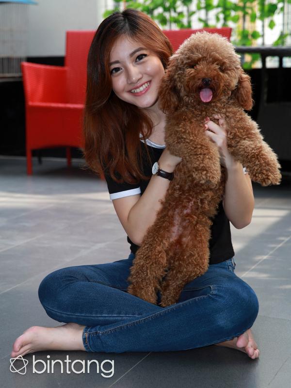 Natalie Zenn bersama anjingnya. (Deki Prayoga/Bintang.com)
